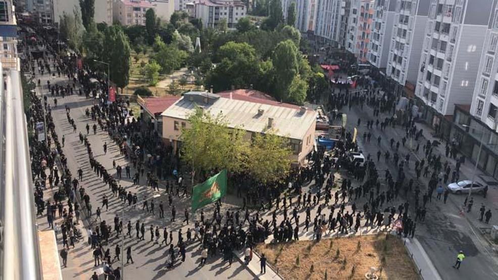 Karsta binlerce kişi Kerbela şehitleri için yürüdü