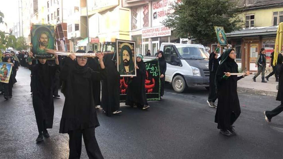 Karsta binlerce kişi Kerbela şehitleri için yürüdü