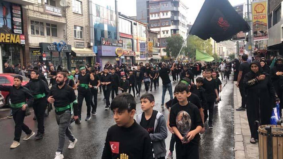 Karsta binlerce kişi Kerbela şehitleri için yürüdü