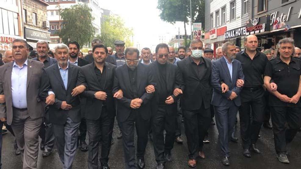 Karsta binlerce kişi Kerbela şehitleri için yürüdü