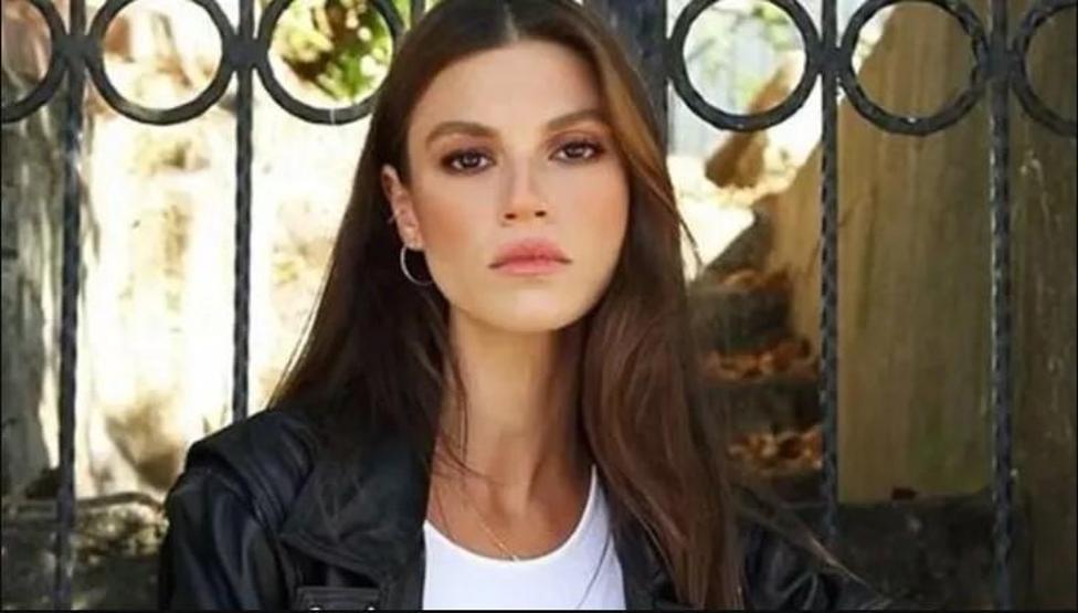 Yüsra Geyik mini şortlu spor pozuyla nefes kesti
