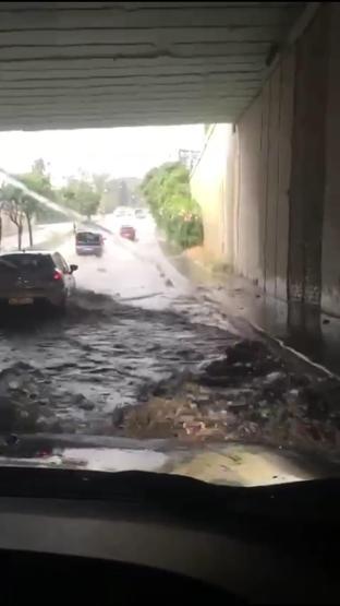 Bu sabah İstanbul: Alt geçitler suyla doldu, rögarlar taştı