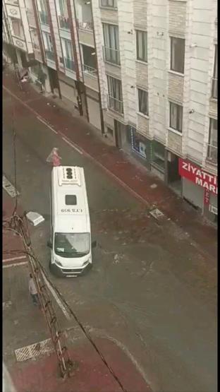Bu sabah İstanbul: Alt geçitler suyla doldu, rögarlar taştı