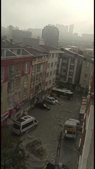 Bu sabah İstanbul: Alt geçitler suyla doldu, rögarlar taştı
