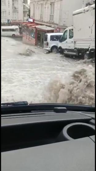 Bu sabah İstanbul: Alt geçitler suyla doldu, rögarlar taştı