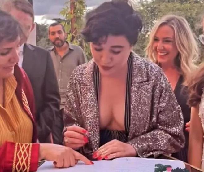Gonca Vuslateri göğüs dekolteli elbisesiyle gündem oldu