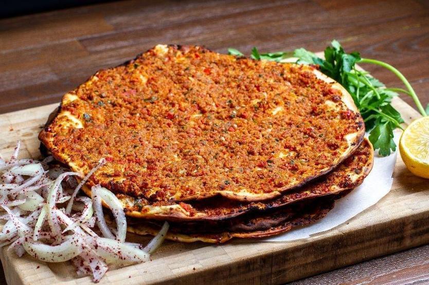 İstanbulda lahmacun fiyatı tartışması; Bağcılarda 15, Sultanahmette 40 lira
