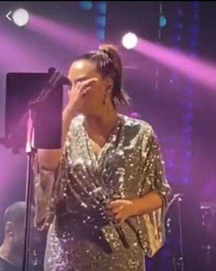 Ebru Gündeş sahnede gözyaşlarını tutamadı