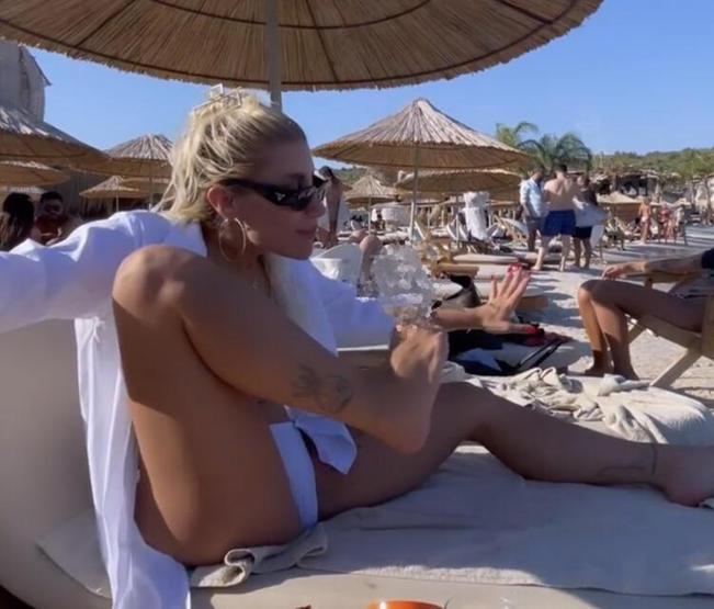 İrem Dericiden plajda şok hareket