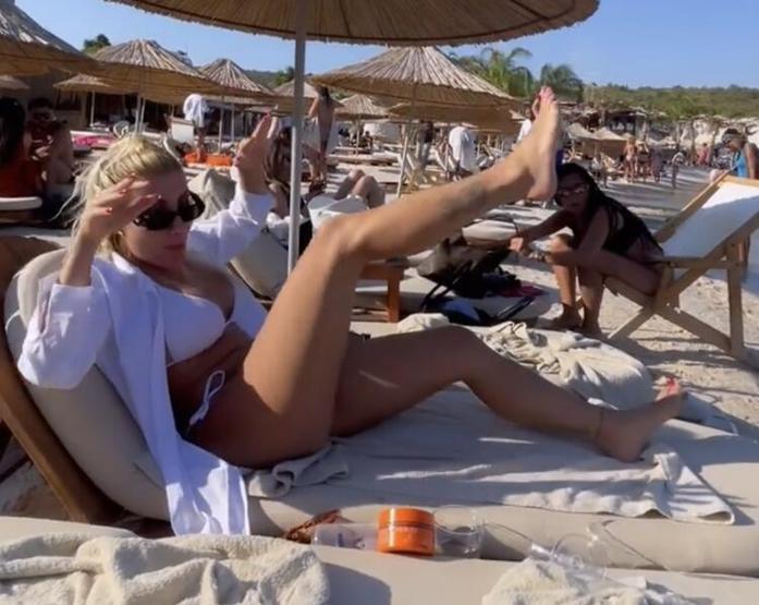 İrem Dericiden plajda şok hareket