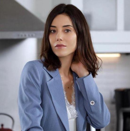 Cansu Dere güneş banyosu yaptı