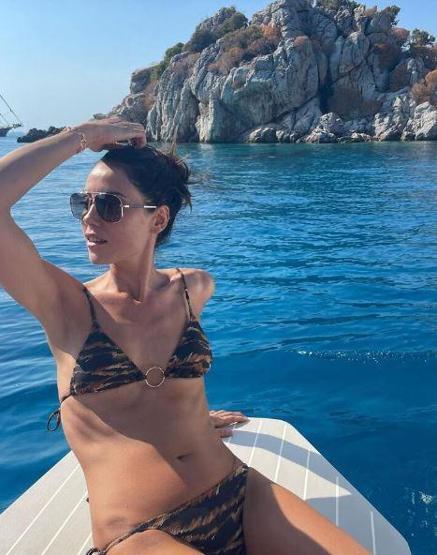 Cansu Dere güneş banyosu yaptı