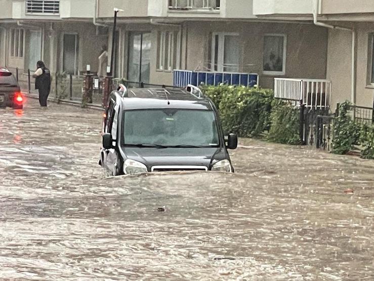 Son dakika... Meteoroloji uyarmıştı, etkili oldu Hayatı felç etti