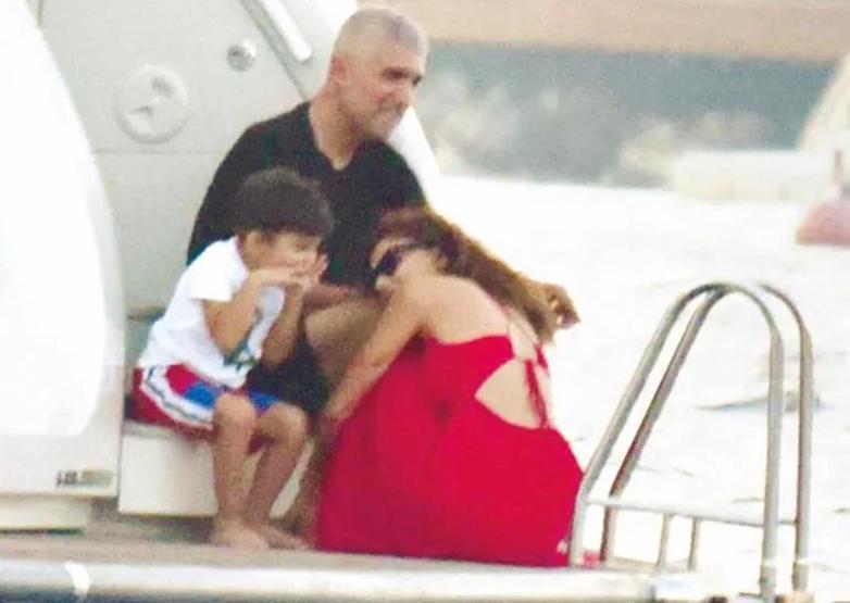 Özcan Deniz oğlu Kuzey ve sevgilisi Samar Dadgar’la tatilde