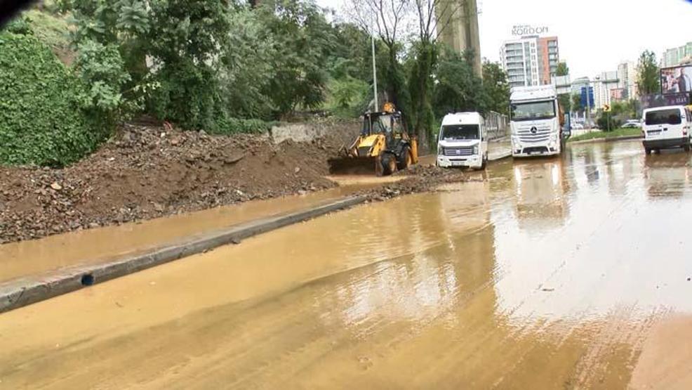 Sarıyerde yol çöktü, Kağıthanede toprak kaydı