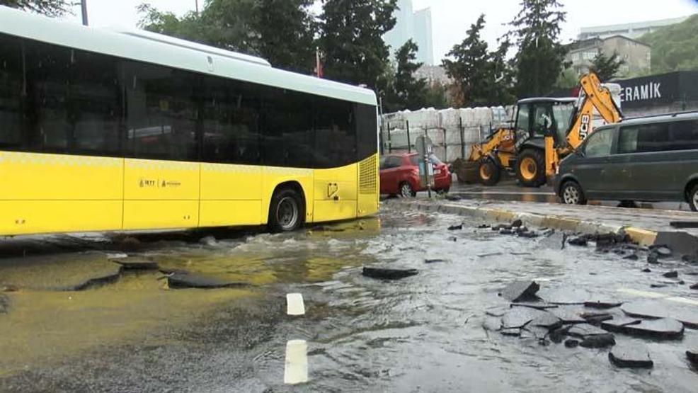 Sarıyerde yol çöktü, Kağıthanede toprak kaydı