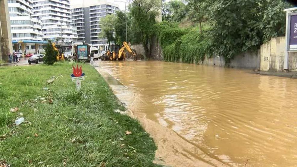 Sarıyerde yol çöktü, Kağıthanede toprak kaydı