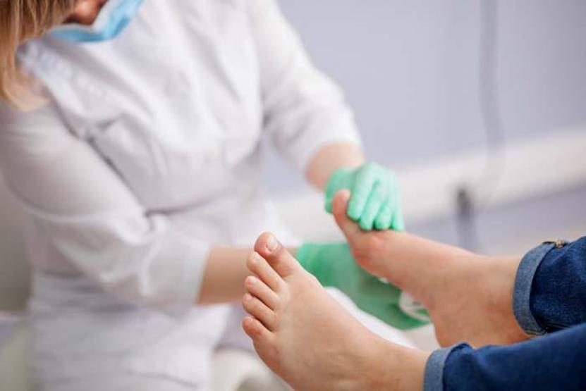 Ellerde ve ayaklarda oluşan bu hisse dikkat B12 vitamini seviyelerinin en dipte olduğunun işareti
