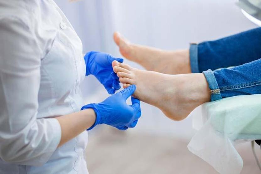 Ellerde ve ayaklarda oluşan bu hisse dikkat B12 vitamini seviyelerinin en dipte olduğunun işareti