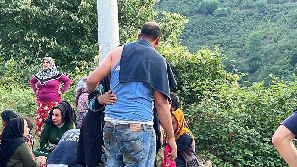 Fındık işçilerini taşıyan traktör devrildi İşçileri yola saçıldı