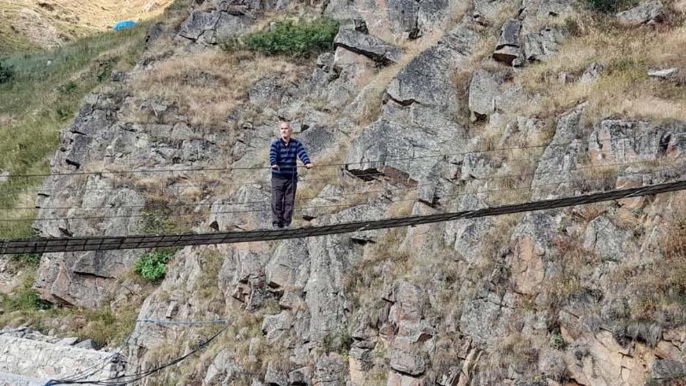 İki dağ arasındaki evine kapılı asma köprüyle ulaşıyor