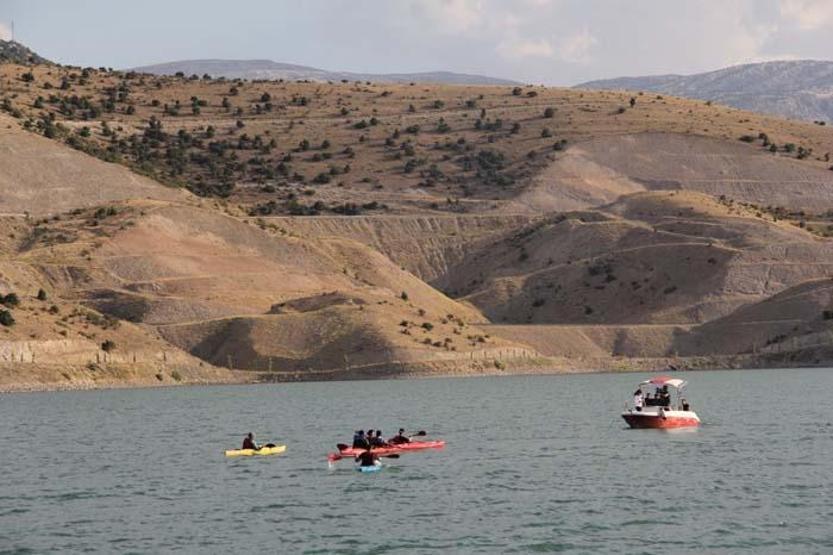İliç Millet Bahçesi tekne turu, su kayağı ve kano tutkunlarının yeri oldu