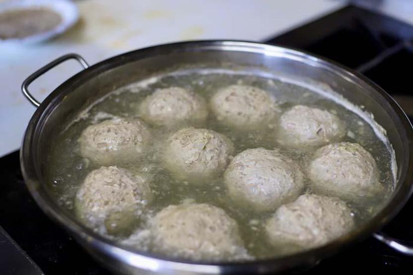 Paşa lezzeti “Abdigör köftesi” taş üstünde dövüldükten sonra sofraları süslüyor
