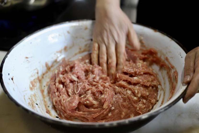 Paşa lezzeti “Abdigör köftesi” taş üstünde dövüldükten sonra sofraları süslüyor