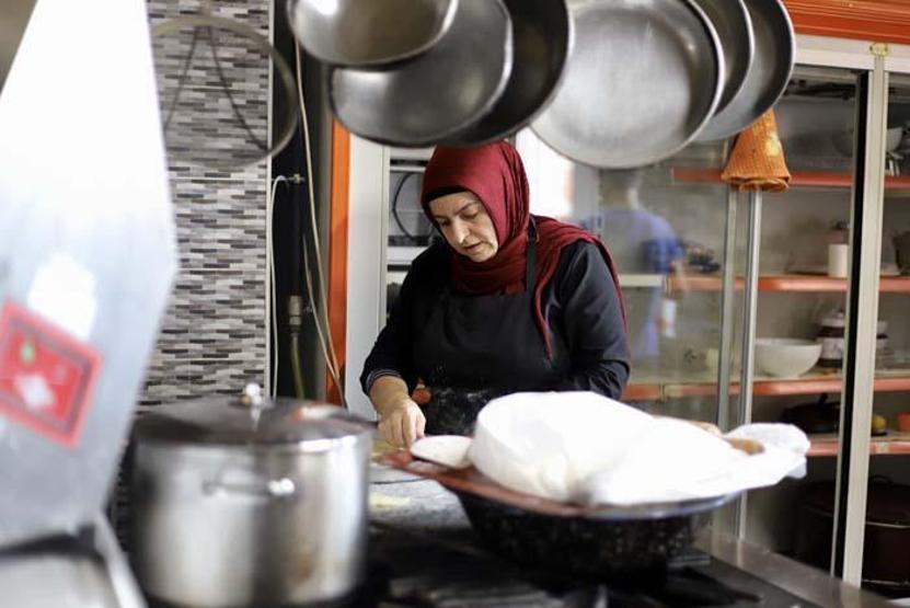 Paşa lezzeti “Abdigör köftesi” taş üstünde dövüldükten sonra sofraları süslüyor