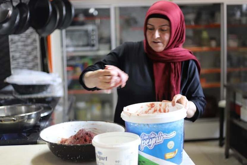 Paşa lezzeti “Abdigör köftesi” taş üstünde dövüldükten sonra sofraları süslüyor