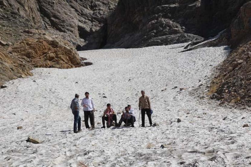 Bu kar 12 ay boyunca erimiyor Sasonda 600 metre uzunluğundaki kar tüneli görenleri şaşırtıyor
