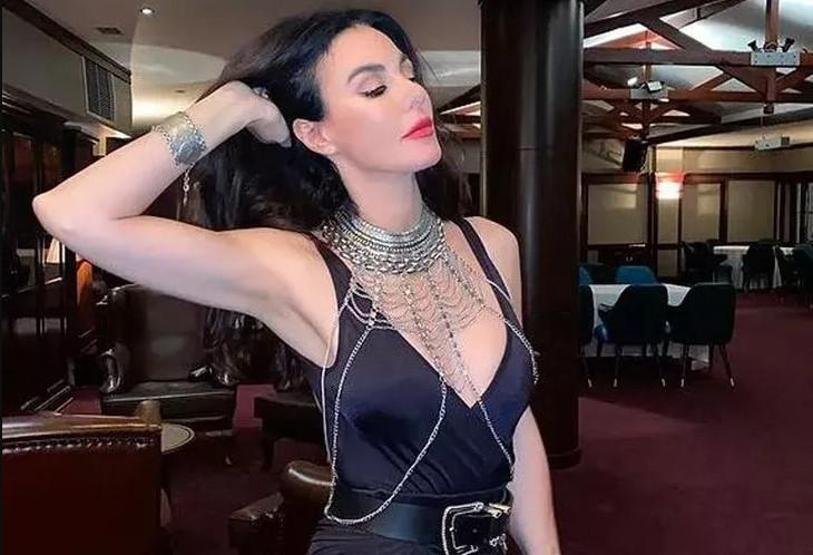 Defne Samyeli bikinili pozlarıyla yine olay oldu