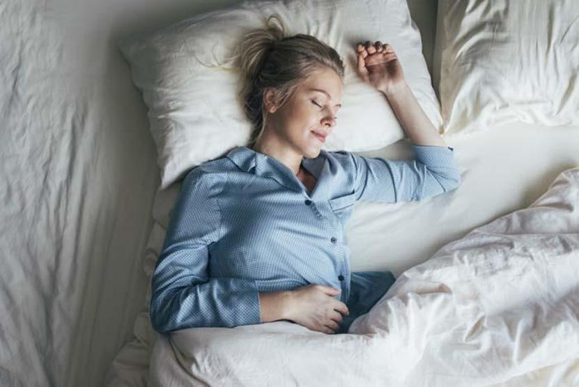 Uykudan önce asla tüketmeyin Bu hatalar uyku kaçırıyor Deliksiz bir uyku çekmek için 10 adım