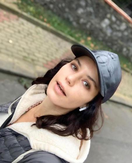 Beren Saatin o pozu hayranlarını korkuttu