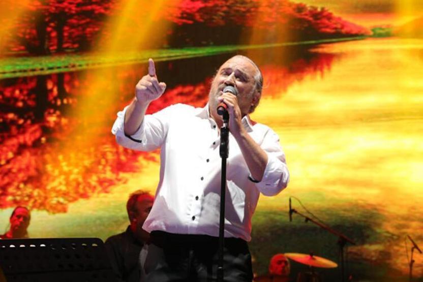 Volkan Konak yeni şarkısını tanıttı