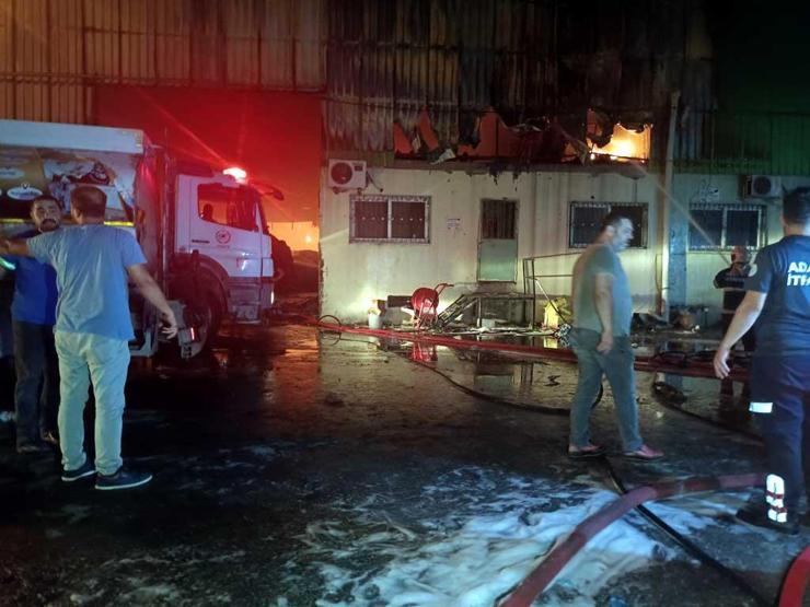 Adana’da plastik atık geri dönüşüm fabrikasında yangın çıktı