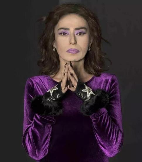 Yıldız Tilbeden sahnede dans şov