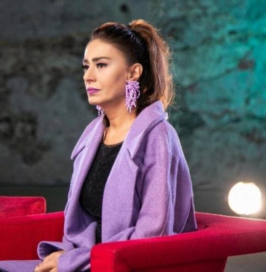 Yıldız Tilbeden sahnede dans şov