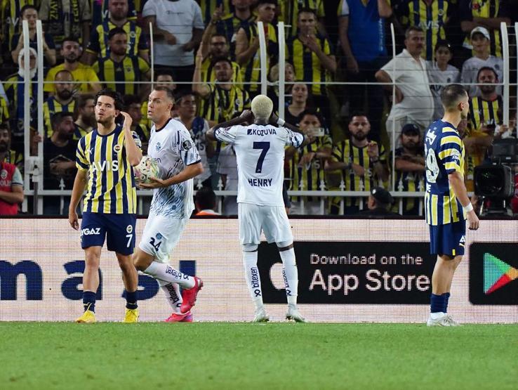 Onyekuru ve Belhandadan Fenerbahçe taraftarına olay hareket