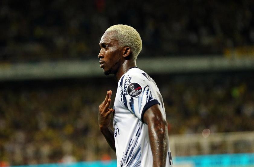 Onyekuru ve Belhandadan Fenerbahçe taraftarına olay hareket