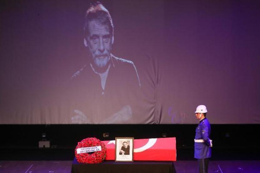 Civan Canovaya veda Usta oyuncu Civan Canova son yolculuğuna uğurlandı Cenazeye ünlü isimler akın etti