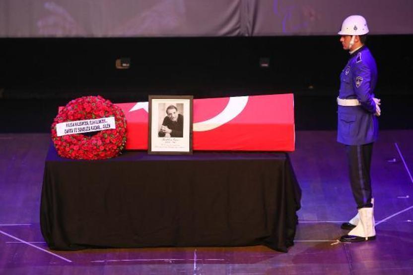 Civan Canovaya veda Usta oyuncu Civan Canova son yolculuğuna uğurlandı Cenazeye ünlü isimler akın etti