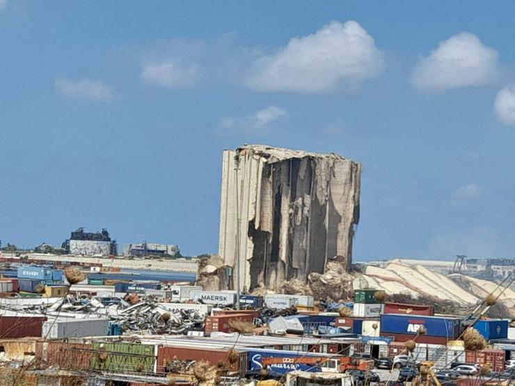 Beyrut Limanındaki tahıl silosunun kuzey kısmı tamamen yıkıldı