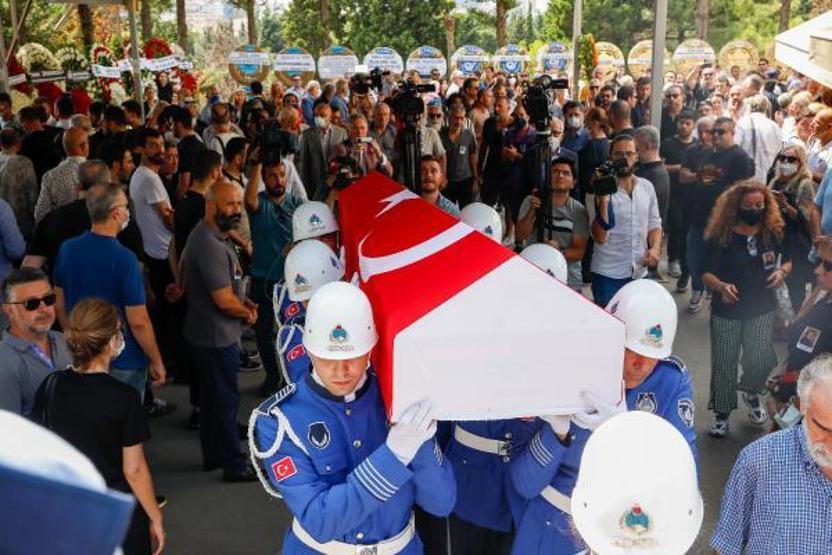 Civan Canovaya veda Usta oyuncu Civan Canova son yolculuğuna uğurlandı Cenazeye ünlü isimler akın etti