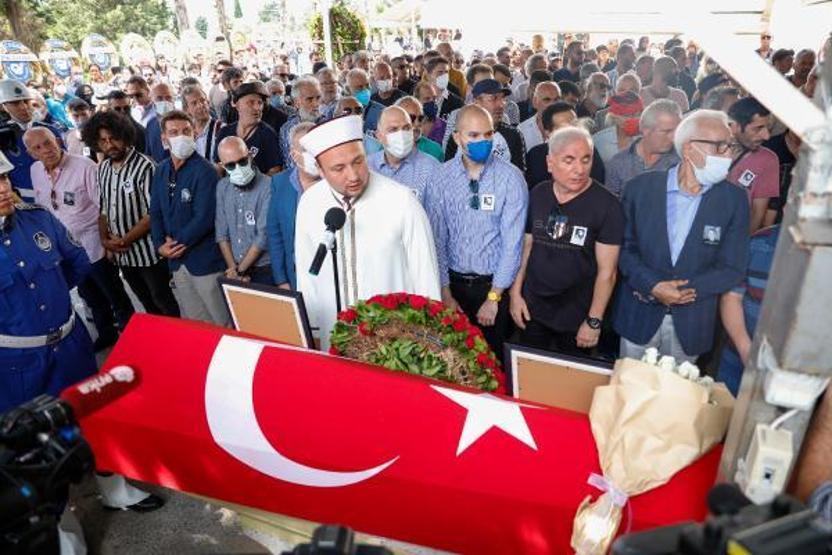 Civan Canovaya veda Usta oyuncu Civan Canova son yolculuğuna uğurlandı Cenazeye ünlü isimler akın etti
