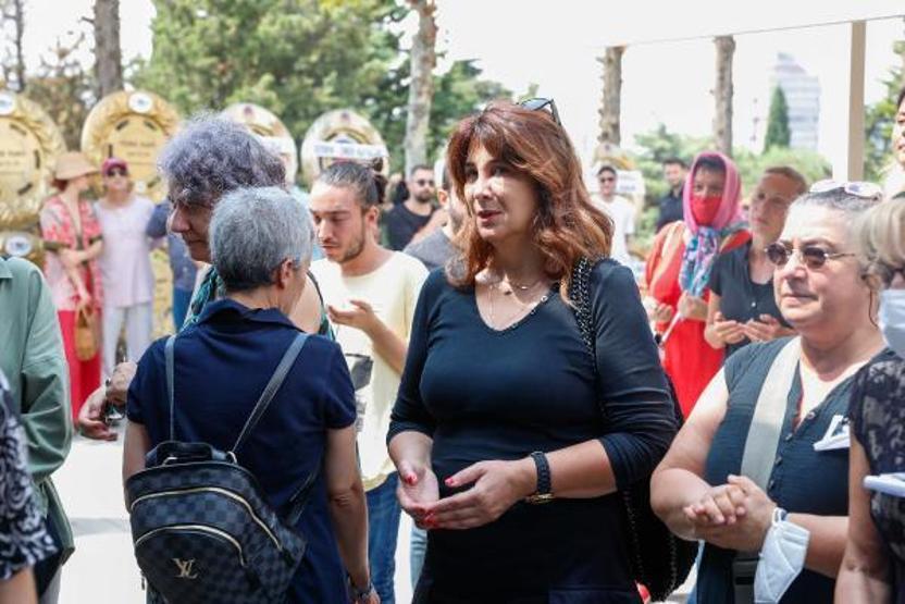 Civan Canovaya veda Usta oyuncu Civan Canova son yolculuğuna uğurlandı Cenazeye ünlü isimler akın etti