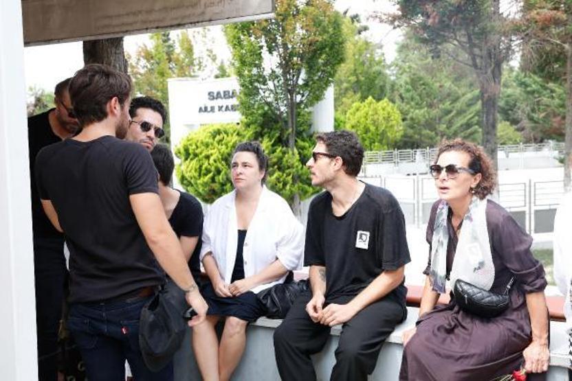 Civan Canovaya veda Usta oyuncu Civan Canova son yolculuğuna uğurlandı Cenazeye ünlü isimler akın etti