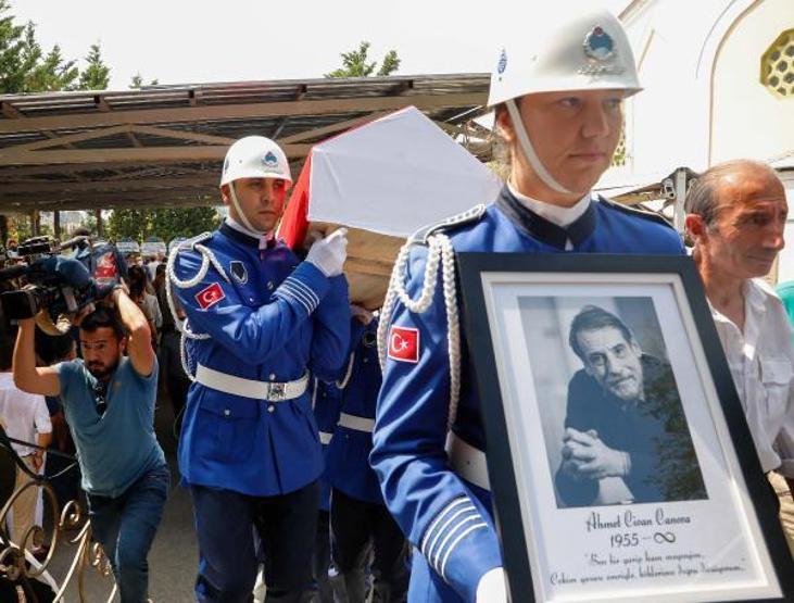 Civan Canovaya veda Usta oyuncu Civan Canova son yolculuğuna uğurlandı Cenazeye ünlü isimler akın etti
