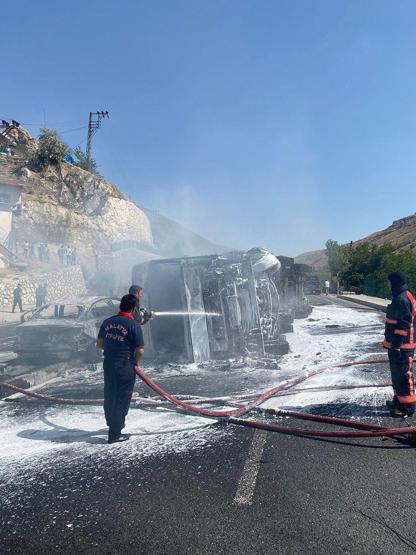 Feci kazada araçlar küle döndü: 5 yaralı