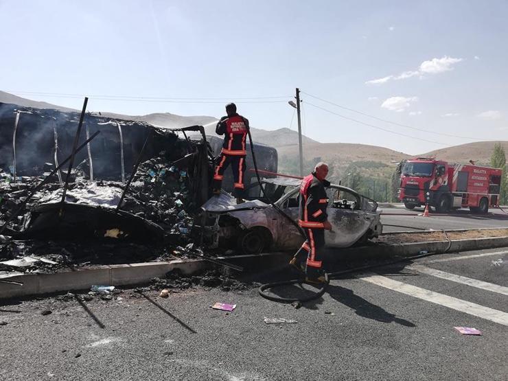 Feci kazada araçlar küle döndü: 5 yaralı